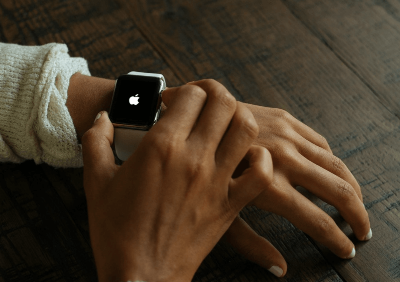 apple watch не включается горит логотип apple watch горит яблоко и не включается